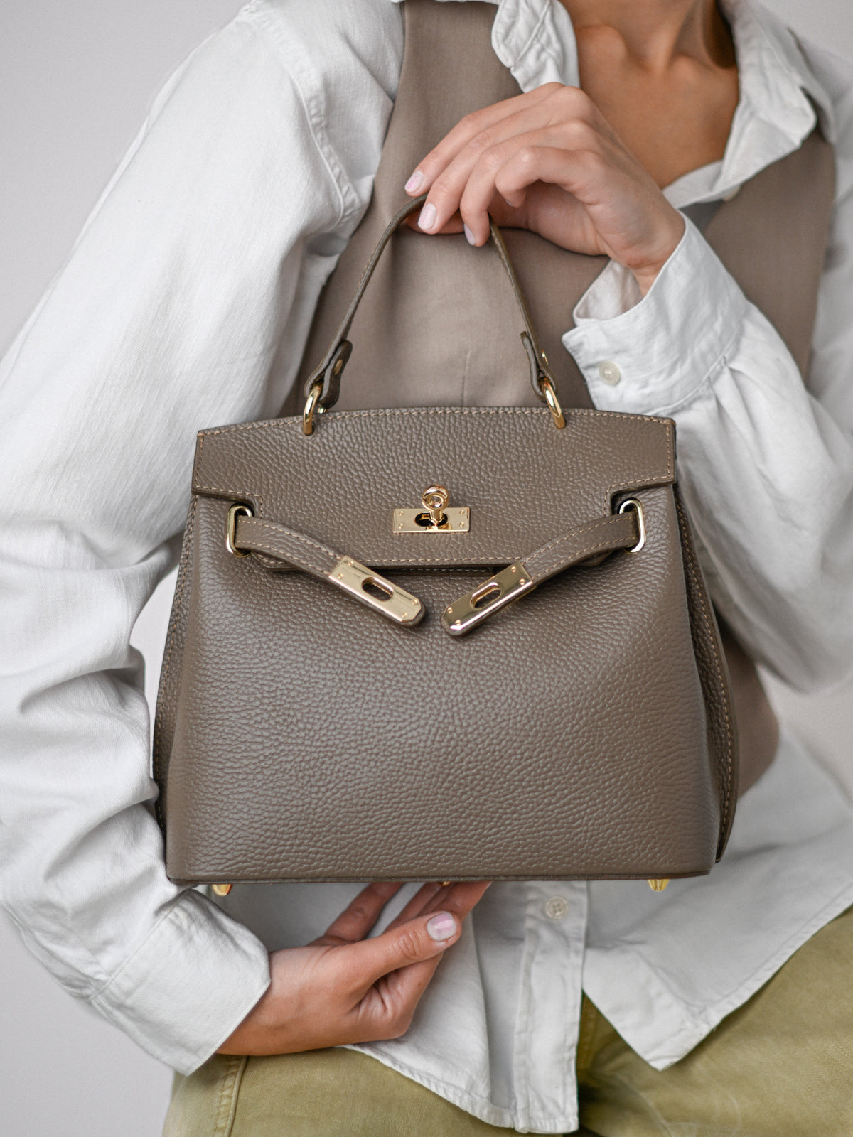 Geantă MIA taupe - detaliu material piele
