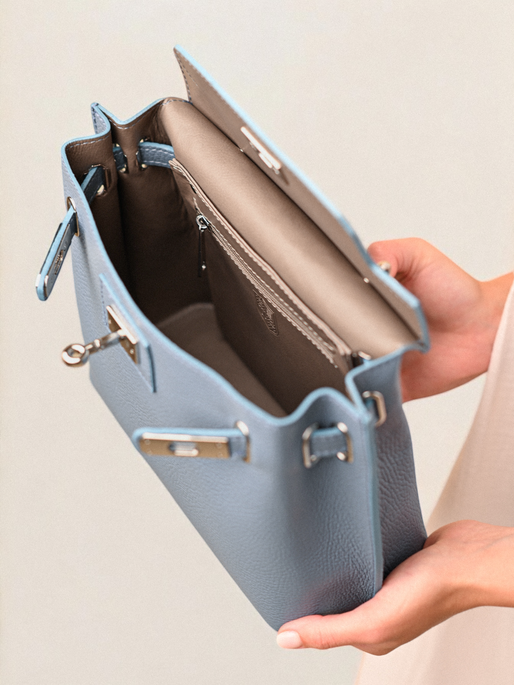 MIA BLEU AZUR, ACCESORII ARGINTII, PIELE NATURALĂ.