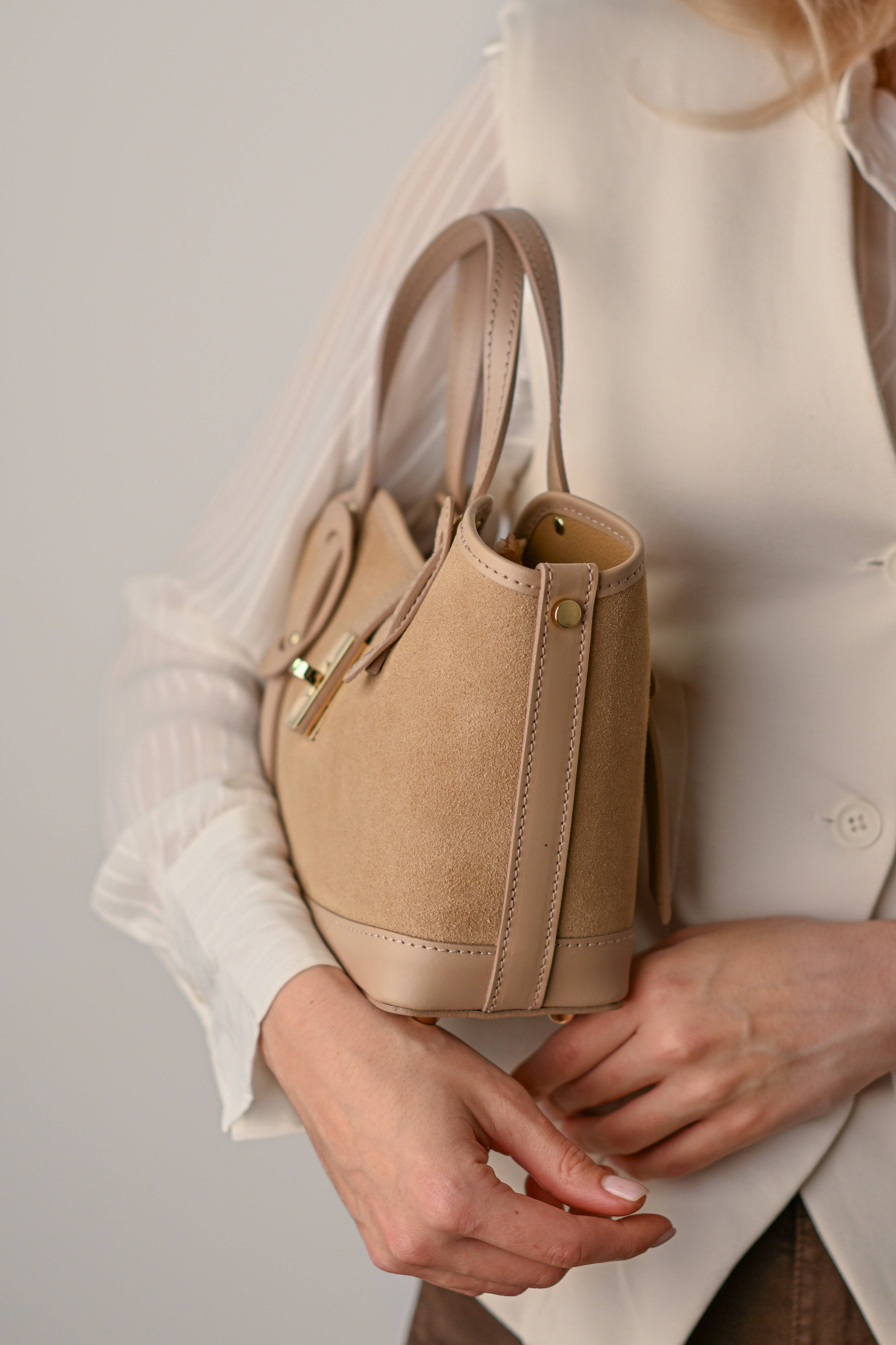 VANESSA MINI, BEJ DESCHIS, PIELE NATURALĂ VELUR ȘI NETEDĂ.